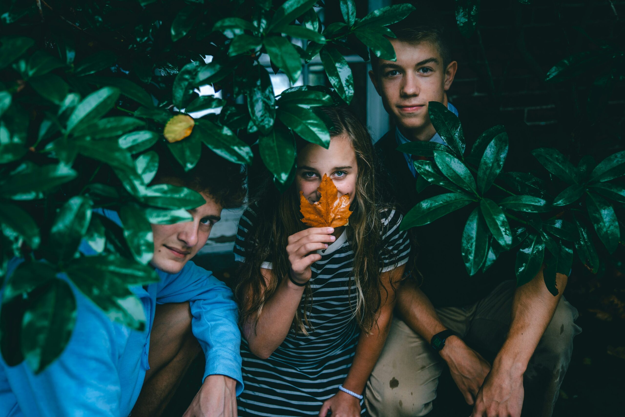 teens hanging out outside after overcoming teen screen addiction